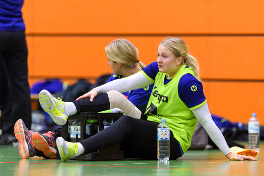 Hanna Blomstrand med lindat knä