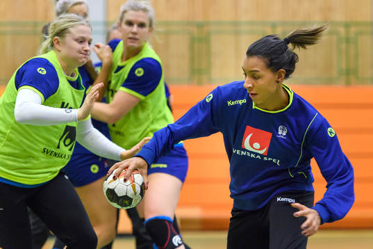 Hanna Blomstrand och Jamina Roberts