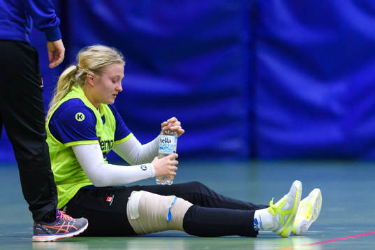 Hanna Blomstrand med lindat knä