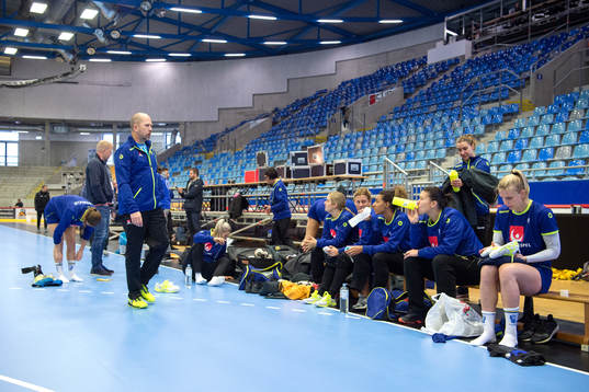 Spelarna sitter på bänken