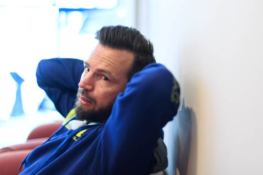 Förbundskapten Henrik Signell blir intervjuad