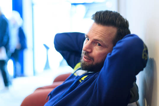 Förbundskapten Henrik Signell blir intervjuad