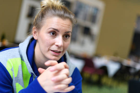 Isabelle Gulldén blir intervjuad