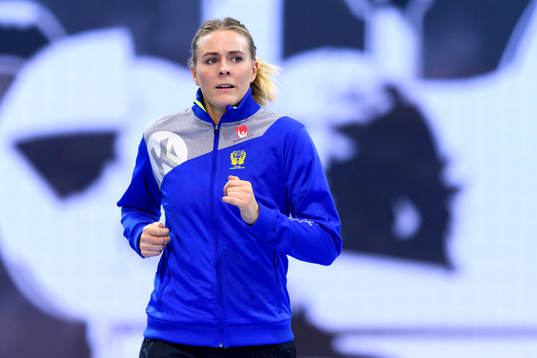 Sveriges Johanna Westberg värmer upp innan matchen mellan