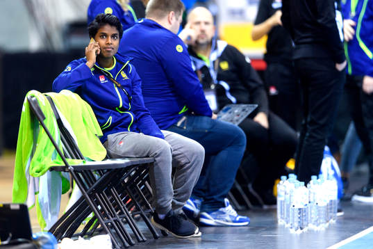 Sveriges Loui Sand på bänken innan matchen mellan Sverige
