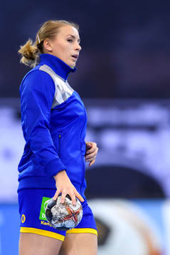 Sveriges Isabelle Gulldén värmer upp innan matchen mellan