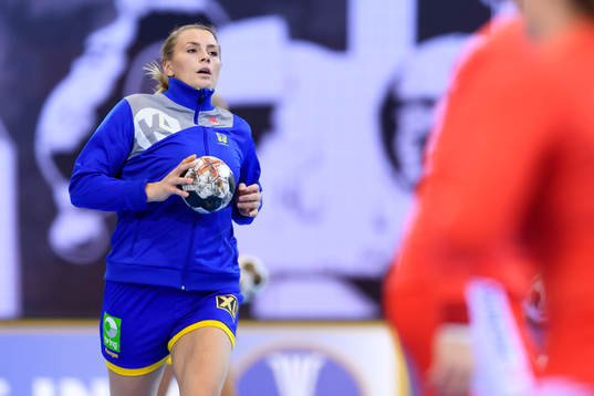 Sveriges Isabelle Gulldén värmer upp innan matchen mellan