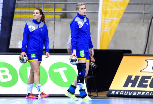 Sveriges Anna Lagerquist och Jenny Alm i matchen mellan