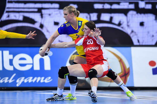 Sveriges Jenny Alm och Polens Joanna Drabik i matchen
