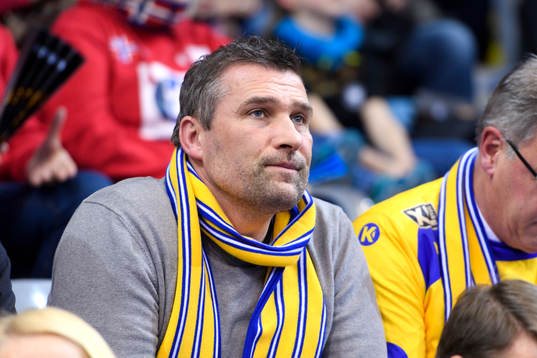 Stefan Lövgren på läktaren i matchen mellan Sverige och