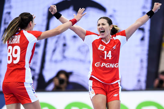 Polens Kinga Achruk och Karolina Kudlacz-Gloc  jublar i