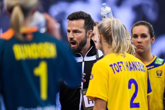 Sveriges förbundskapten Henrik Signell i matchen mellan