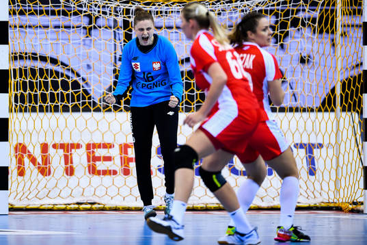 Polens målvakt Adrianna Placzek jublar i matchen mellan