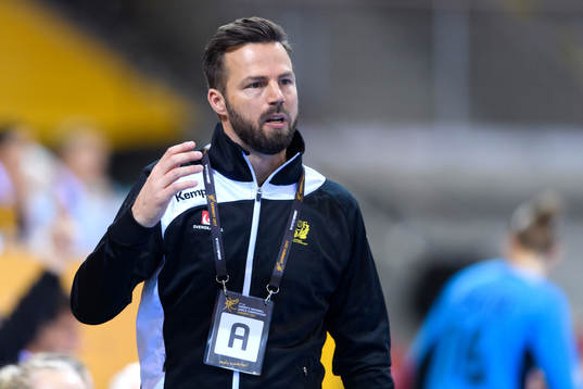 Sveriges förbundskapten Henrik Signell deppar i matchen