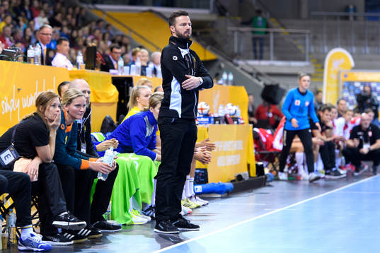 Sveriges förbundskapten Henrik Signell i matchen mellan