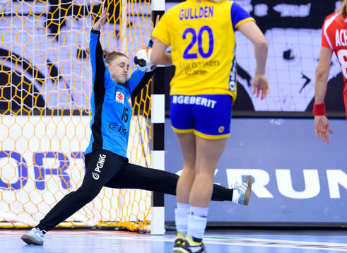 Polens målvakt Adrianna Placzek räddar ett skott i