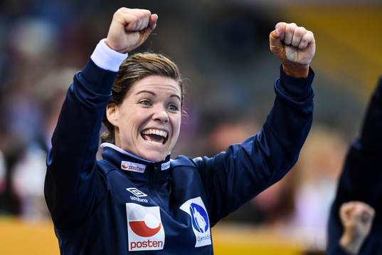 Norges målvakt Kari Aalvik Grimsbö jublar i matchen