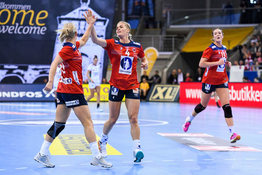 Norges Stine Bredal Oftedal och Veronica Egebakken