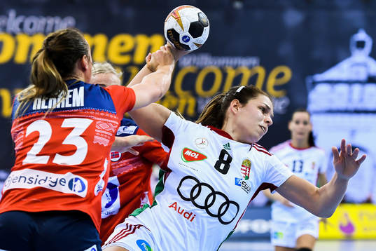 Norges Camilla Herrem och Ungerns Aniko Kovacsics i matchen