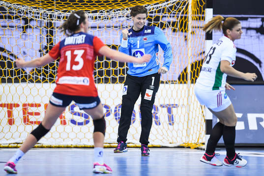 Norges målvakt Kari Aalvik Grimsbö i matchen mellan Norge