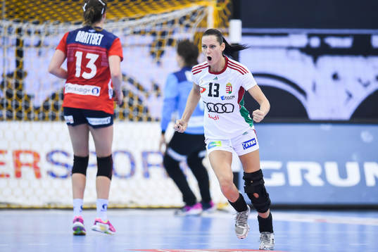 Ungerns Anita Görbicz jublar i matchen mellan Norge och