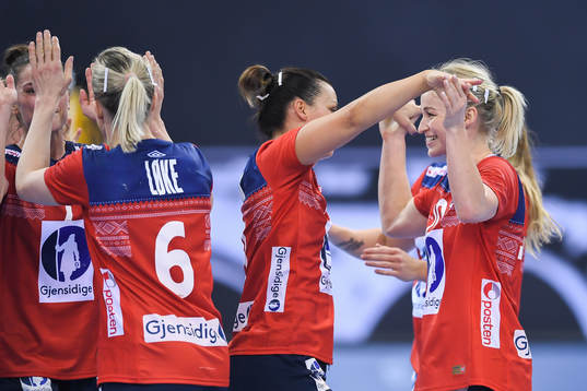 Norges Nora Mørk och Stine Bredal Oftedal jublar