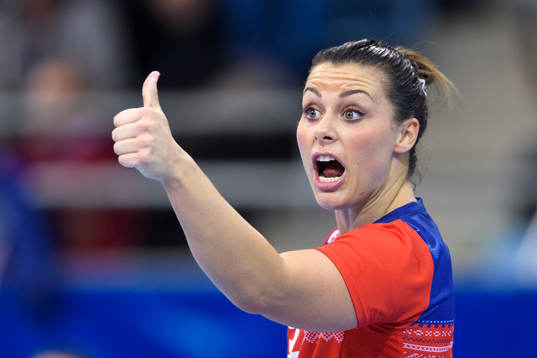Norges Nora Mørk gör tummen upp i matchen mellan Norge