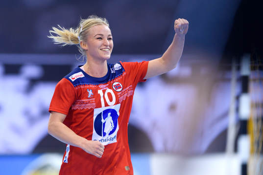 Norges Stine Bredal Oftedal jublar i matchen mellan Norge