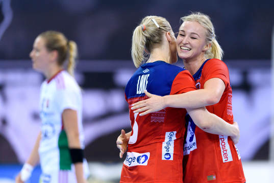 Norges Heidi Løke och Stine Bredal Oftedal kramar om