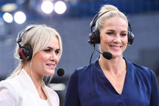 Julie Strømsvåg och Gro Hammerseng matchen mellan Norge