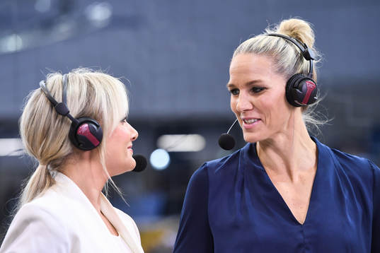 Julie Strømsvåg och Gro Hammerseng matchen mellan Norge
