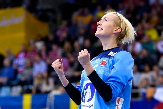 Norges målvakt Katrine Lunde jublar i matchen mellan Norge