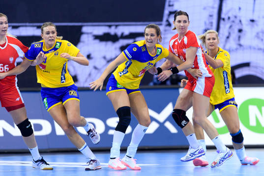 Sveriges Johanna Westberg och Sabina Jacobsen i matchen
