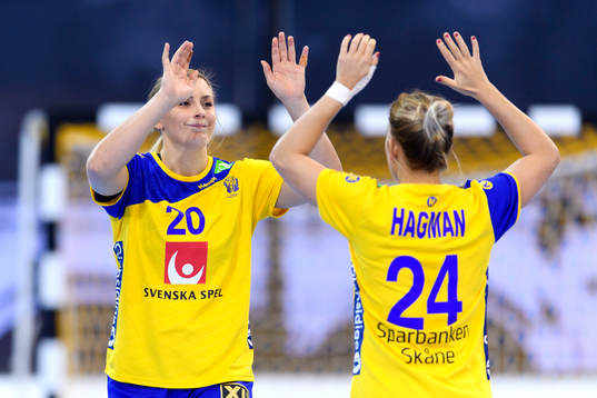 Sveriges Isabelle Gulldén och Nathalie Hagman i matchen