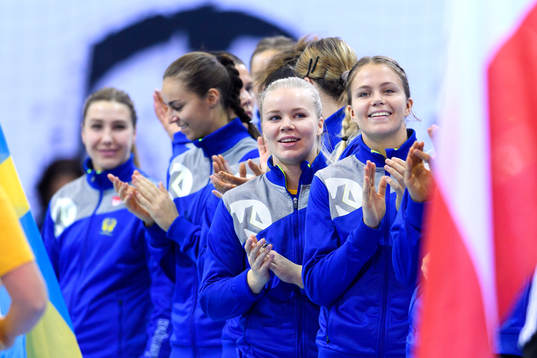 Sveriges Emma Fernis och Olivia Mellegård innan matchen