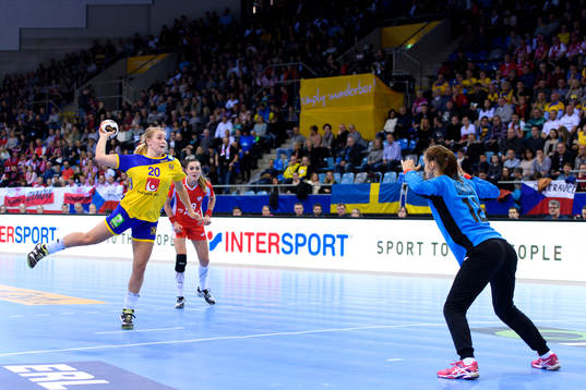 Sveriges Isabelle Gulldén laddar för straffkast i matchen