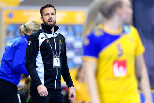 Sveriges förbundskapten Henrik Signell i matchen mellan