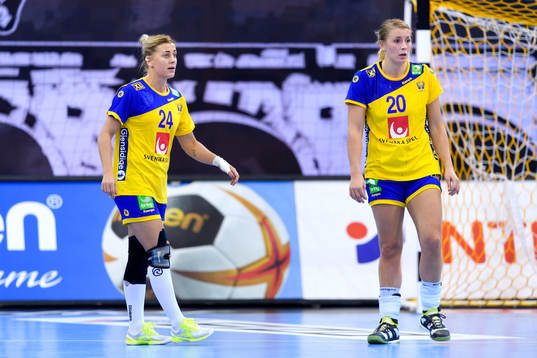 Sveriges Nathalie Hagman och Isabelle Gulldén i matchen