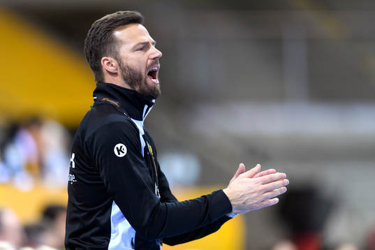 Sveriges förbundskapten Henrik Signell i matchen mellan