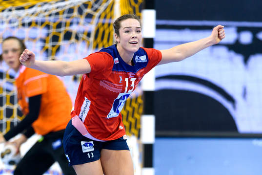 Norges Kari Brattset jublar i matchen mellan Norge och
