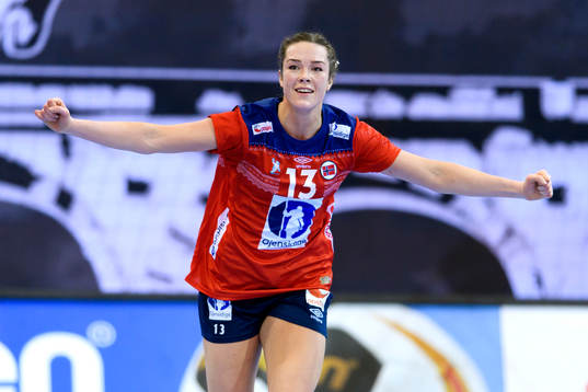 Norges Kari Brattset jublar i matchen mellan Norge och