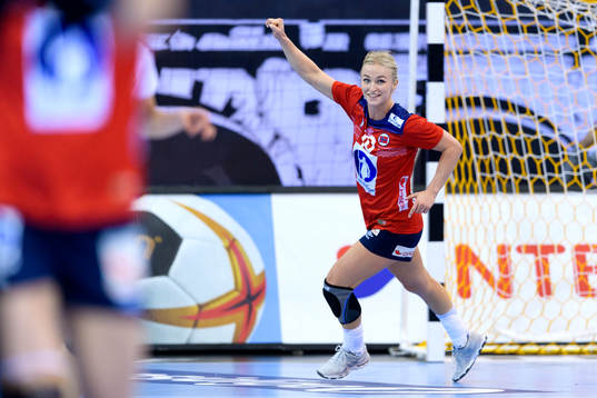 Norges Stine Bredal Oftedal jublar i matchen mellan Norge