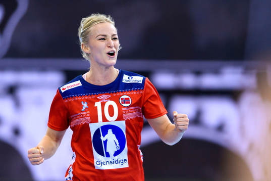 Norges Stine Bredal Oftedal jublar i matchen mellan Norge