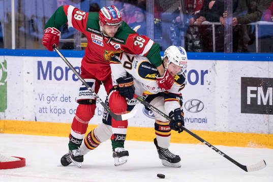 Moras Jacob Nilsson och Djurgårdens Marcus Davidsson  i
