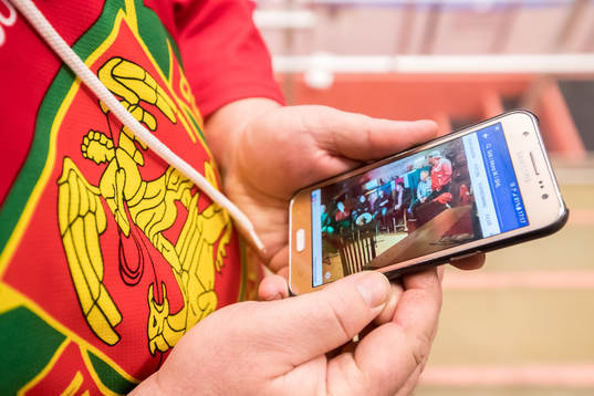 Kollar Mora IKs facebook på mobilen i ishockeymatchen i