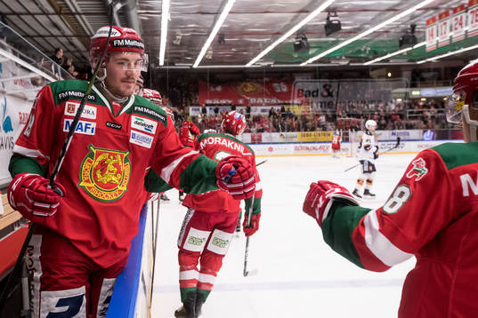 Moras Tomas Skogs jublar i båset