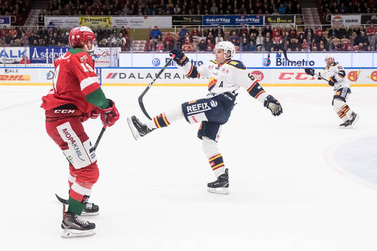 Moras John Persson och Djurgårdens Markus Ljungh   i