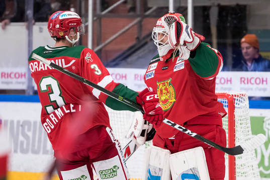Moras Brandon Gormley och Moras målvakt Christian