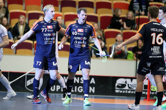 Mullsjös Anton Vestlund och målvakt Rikard Eriksson jublar
