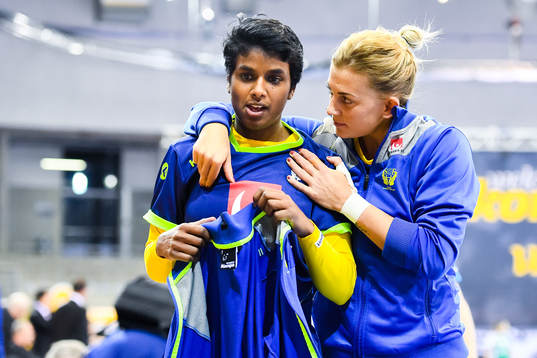 Sveriges Loui Sand och Nathalie Hagman före  matchen